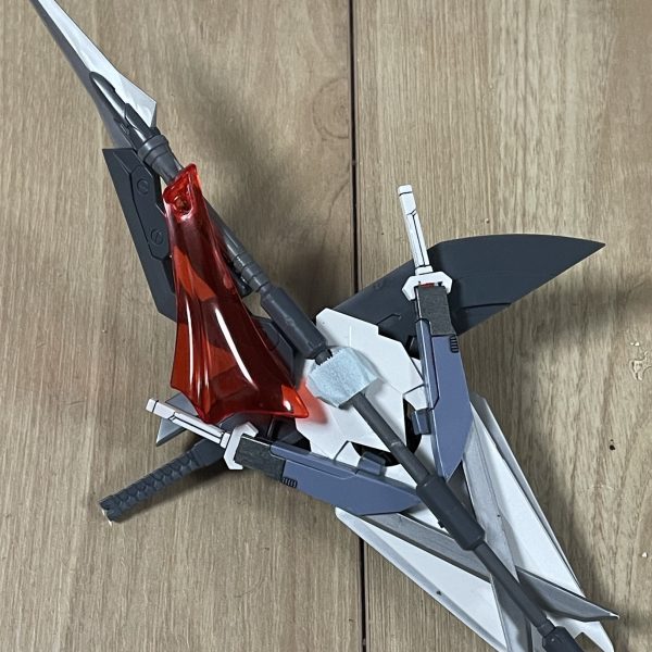 HGガンダムW 4機目は「シェンロンガンダム」こちらの現地改修を初めて行きたいと思います。改修ポイント『シェンロンガンダム（ナタク）に哪吒らしさを強める』です。※ガンダムW的に哪吒もナタクと呼んでます。諸説あると思いますが、哪吒が使用する主な武器？宝貝？は乾坤圏と火尖槍、混天綾、風火二輪が有名でしょうか。ただ、他にも多彩な装備を使いこなすようです。ということで、今回シェンロンガンダムに装備させる武装も哪吒やガンダムWでの追加装備を意識して追加！タウヤーにつながる大剣フーティエにつながるウイングビームトライデントを実体の槍にシェンロンシールドには鋲を2本追加ドラゴンハングは大型し手甲にまた、クナイ2本、苗刀2本、花刀2本、鉞1本10本以上の刃物を持たせました。全ての武装を携行できるようにするのに一苦労。（2枚目）