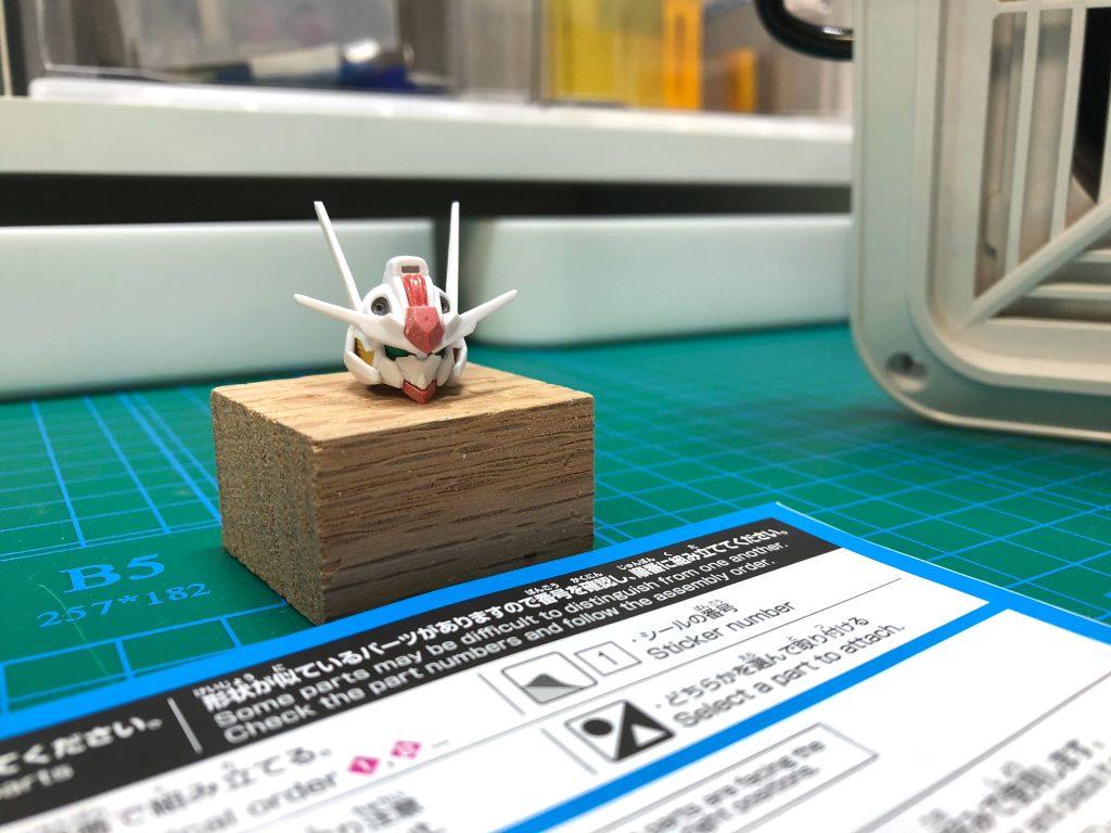 頭部の出来が良すぎて感動してます。造形だけでなく、パーツ構成もすごくてホント感心します。この後いくつかの水星キット作りますが、どれも頭部の造形とパーツ構成とも素晴らしくとても良いシリーズだと思います。