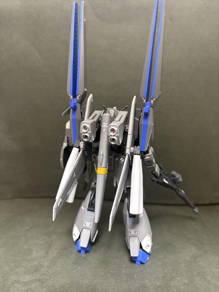 バックパックのバーニアはシルバーで塗装し内部にディテールアップパーツを赤とグレーで塗り分けした物を取り付けしてます ウイングの塗り分けとかも行ってます