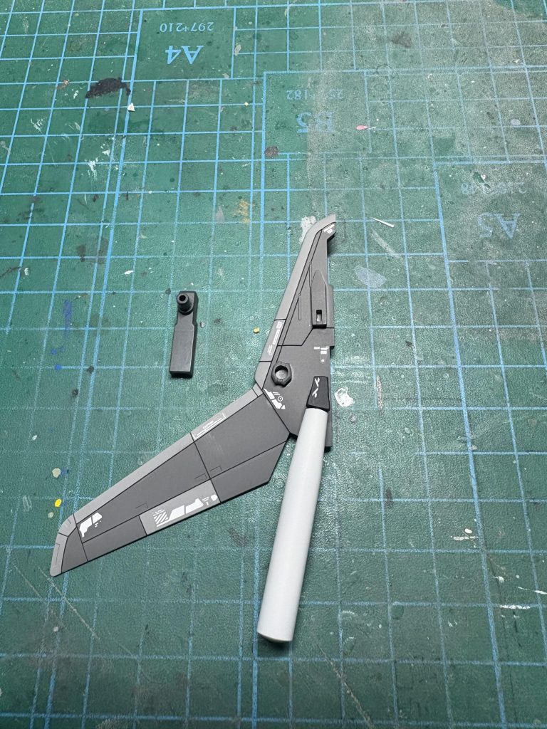 👆プロトフィンファンネルのマウントパーツの取り付けは付属の余剰パーツのA1用のパーツを切り抜きしてそのまま接着しただけですそして写真の通り着脱可能になってます