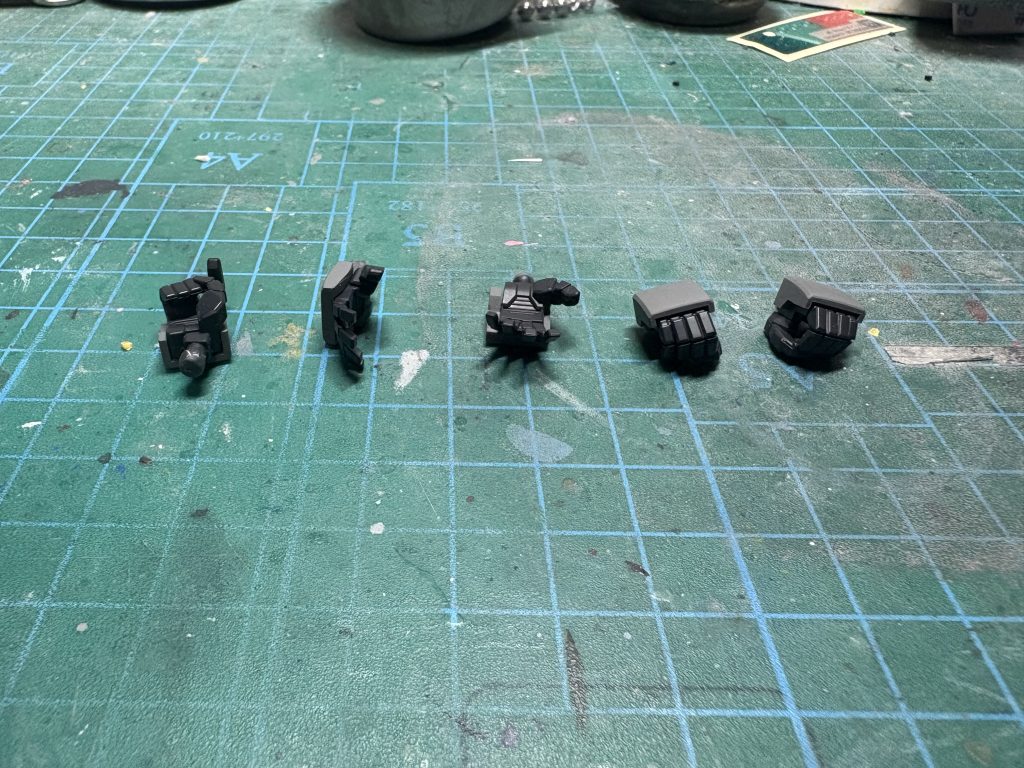 ハンドパーツはジム系のものから追加しました  平手のみ甲のパーツ加工してます