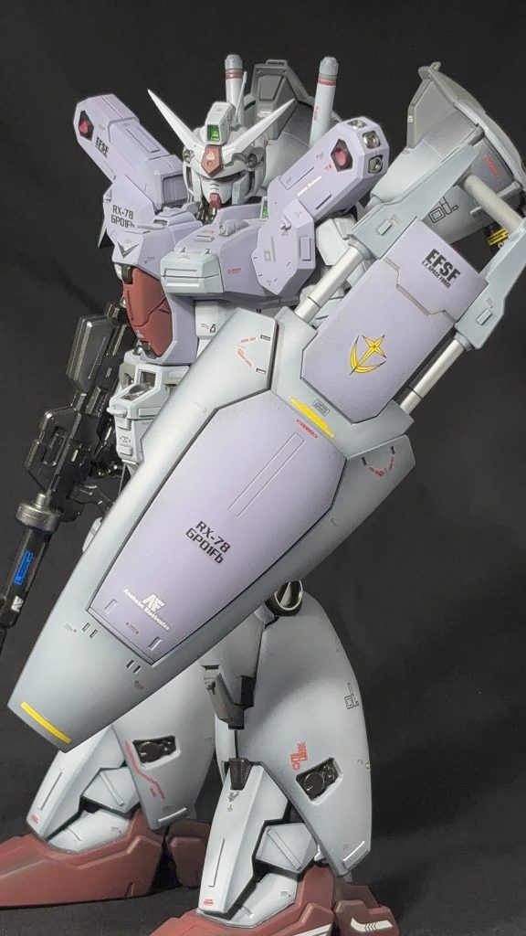 シールドは色々デカールを貼りましたシールドは接続部をMGストライクから流用してます