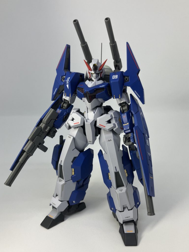 以下、俺設定。 型式番号　EDM-GB(HA)　HAは「Heavy Assault 」の意。ガンヴォルヴァの強化プランとして、局地戦において単機で敵拠点へ到達、制圧しうる機体を目指し開発された。少数が生産され、地球の紛争地帯へ投入された。　MS型Gundビットであるガンヴォルヴァは、複数機での運用を踏まえ操作者の負担軽減を目的に、機体性能を意図的に低く設定されている。そのため機体コンポーネントには余裕があり、発展の余地を残していた。強化に当たっては、火力/防御力/機動力/索敵能力の4面から大幅な改修が加えられ、その姿は元の機体シルエットから大きく変化するとこととなった。　機体制御においては、高高度からの超長距離パーメットリンクによる制御が採用された。ルブリスのコクピットブロックが移植された航空機から機体制御を行うこの方法は、パイロットの生存性を重視し採用されたが、かえってデータストームの大幅な上昇を招いてしまい、パイロットが重篤な障害を負うケースが相次いだ。