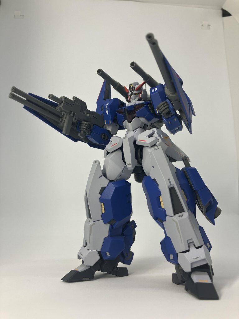 武装として、肩部にビームキャノンを2門、左右腕部にシールド一体型の120mm2連装実弾砲、副兵装としてビームカービンを装備。また、バーニア増設による機動力向上のほか、バックパックに大型レドームを装備し索敵能力も向上しており、敵勢力下における単機での制圧行動を可能にしている。