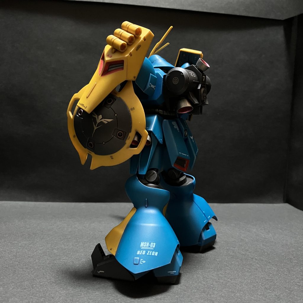 グレーのパーツはグレー3、赤と黄のパーツはブラウン1、青のパーツはブルー1のリアルタッチマーカーでフィルタ掛け。仕上げにグレーと青のパーツはクロームシルバー、赤と黄色のパーツはダークコッパーでドライブラシ。