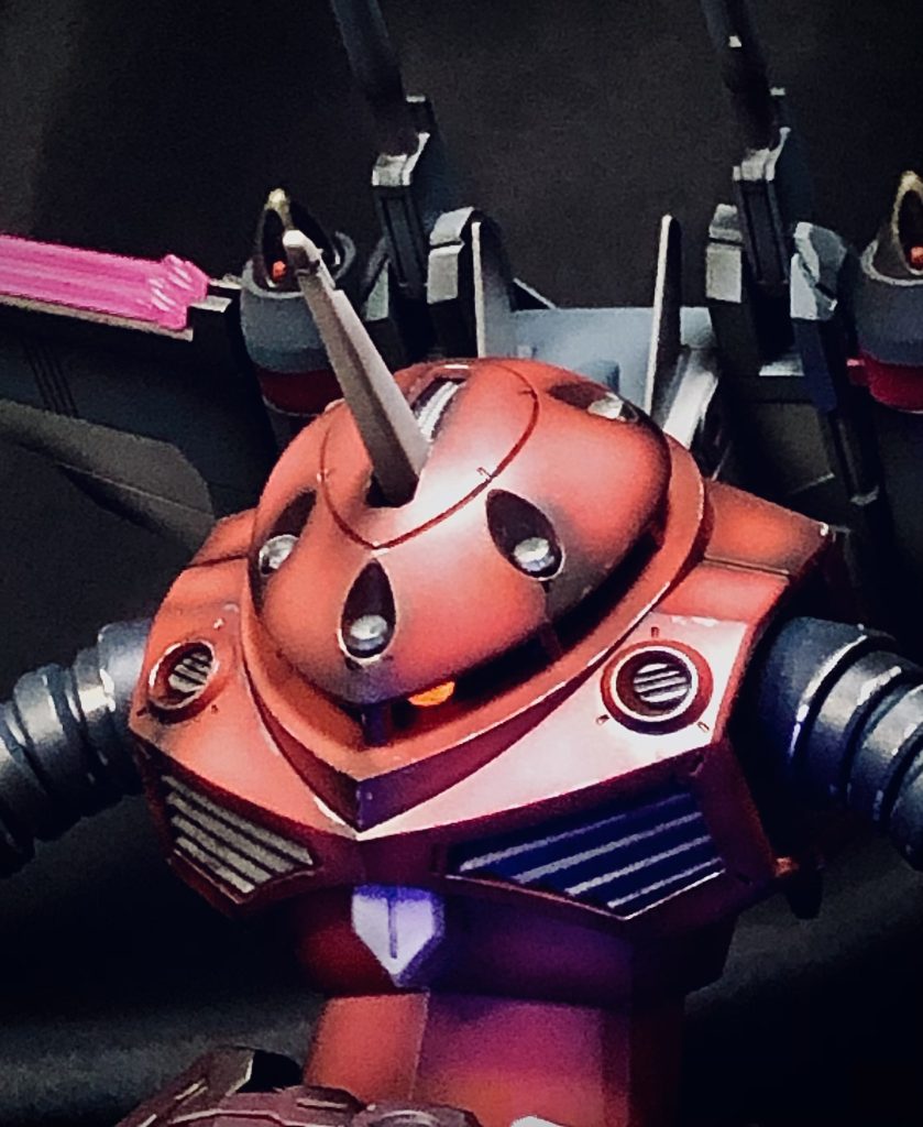 モノアイは、蛍光塗料で塗装し、ブラックライトで光らせています。