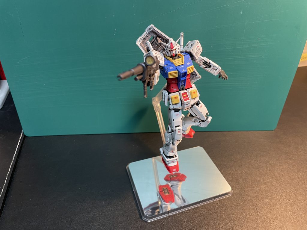 基本成形色仕上げ、一部ガンダムマーカーとミスターホビーマーカーにて着色、ガンマカ墨入れペン、付属のリアリスティックデカールを貼って、つや消しトップコートを吹きました。