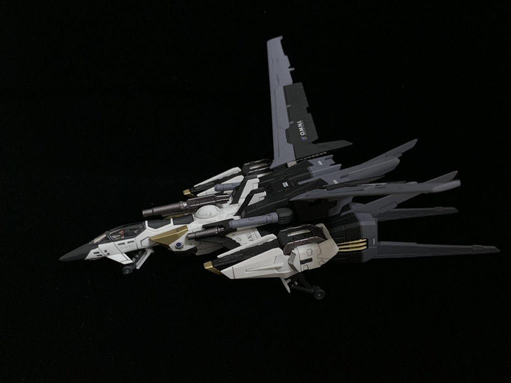 モノトーンっぽい配色になって戦闘機感がさらに増した気がします。しっかりランディングギアも展開できます。