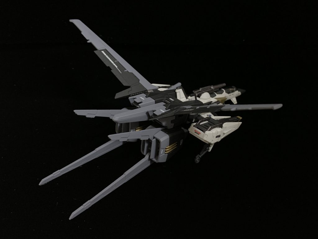 エールストライカーは実家に眠っていたRGストライクから持ってきました。元のカラーリングだと浮きそうな気がしたので、スローターダガーのカラーリングにしてみました。うまく馴染んでいると思います。