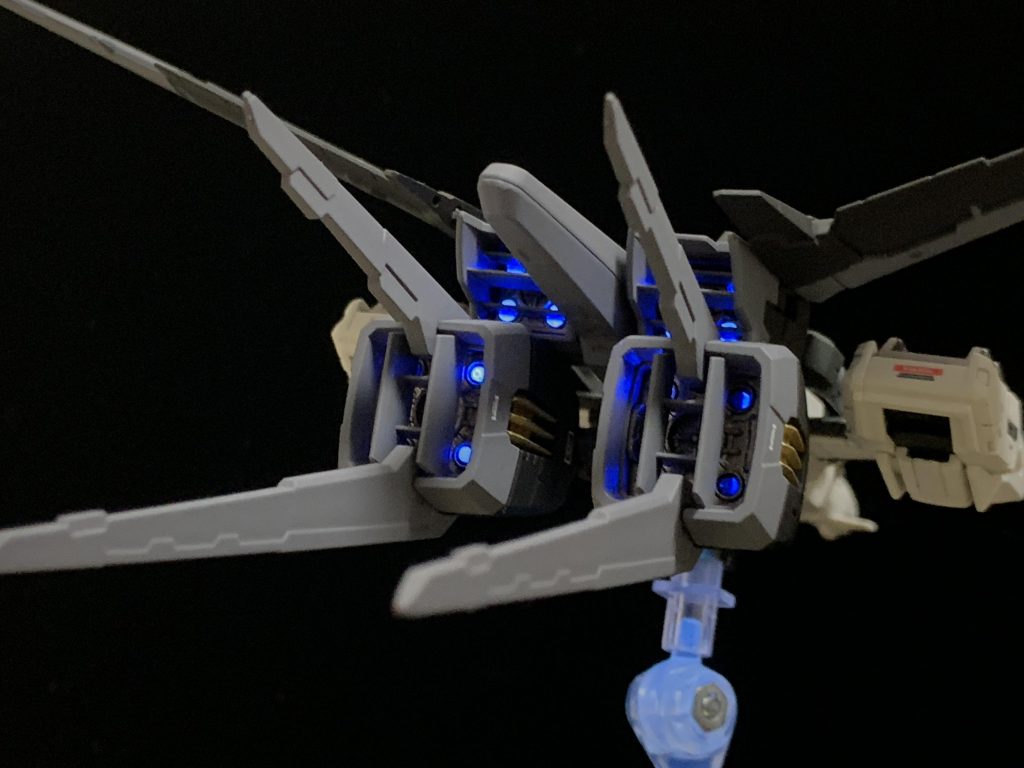 説明書ではシール指定の部分でしたが、せっかくなのでエールストライカーの内部を蛍光ブルーで塗装して光るようにしました。