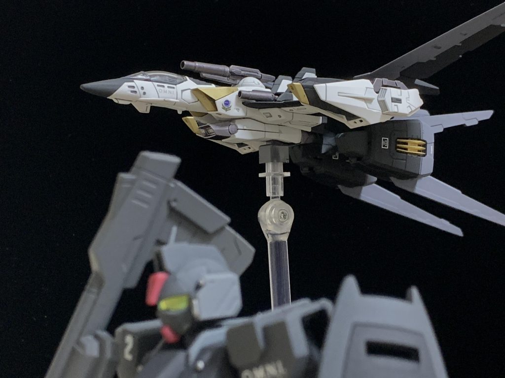 最後は以前製作したダークダガーLとのカットで〆。ガンダムのサブメカはMSと絡ませるとさらに魅力が引き立つと思います。今回もご覧いただきありがとうございました。カラーレシピ:本体色ホワイト:ファレホメカプライマーグレー本体色・エールストライカーブラック:ファレホメカカラーピュアブラック下地・機首等:ファレホプライマージャーマンパンツァーグレー砲塔等:ガンダムマーカーヘビーガンメタリックゴールド部:ガンダムマーカーゴールドエールストライカーグレー:ファレホメカカラーファントムグレー