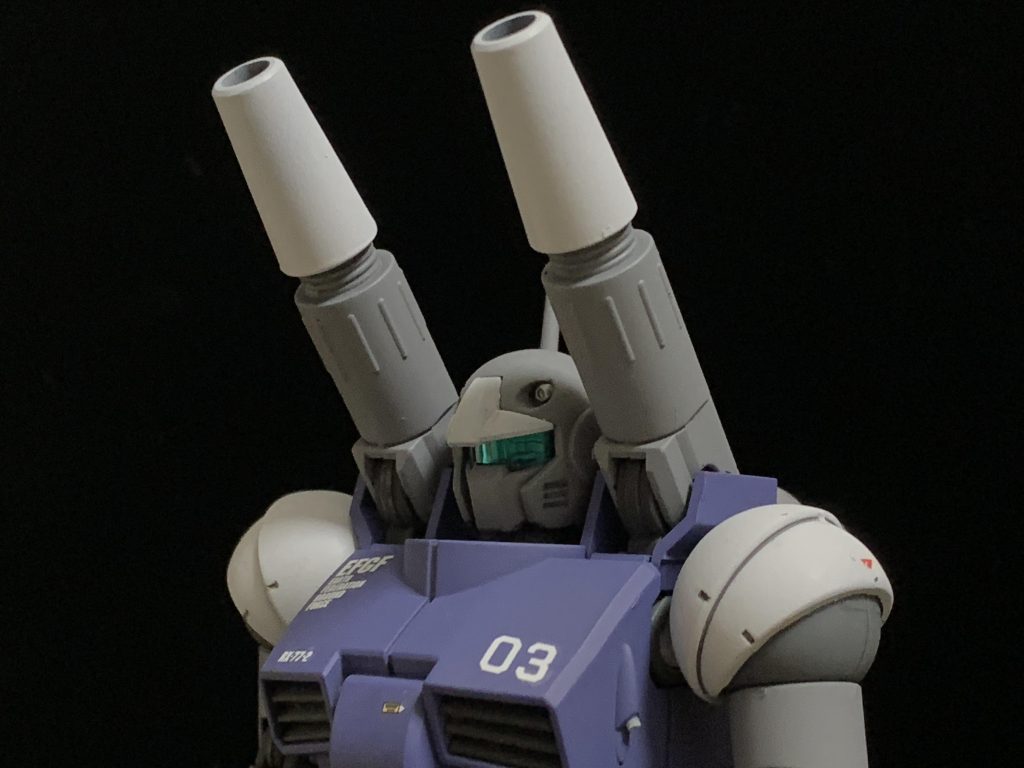 メインカメラは内部をシルバーで塗装しております。頭部バルカンも併せてシルバーで塗装しております。胴体脇のスラスターはあすぱら模型さんのスポッターディティールを使用しています。