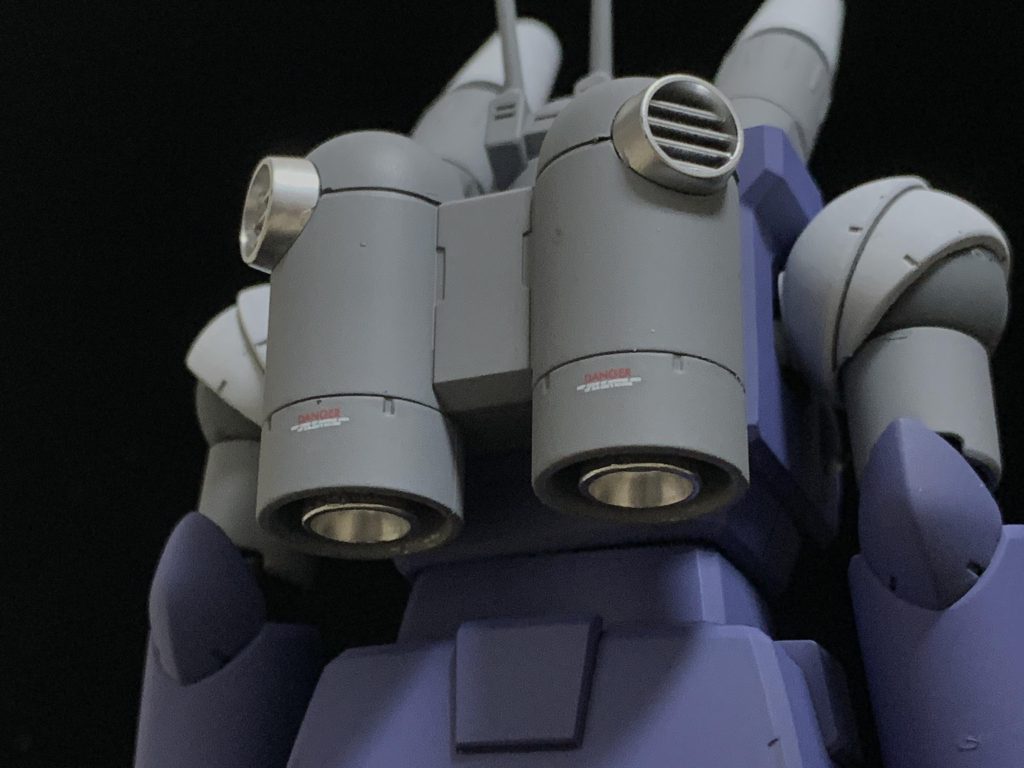 バックパックの一部もシルバーで塗り分けました。以下、簡単にポージングです。