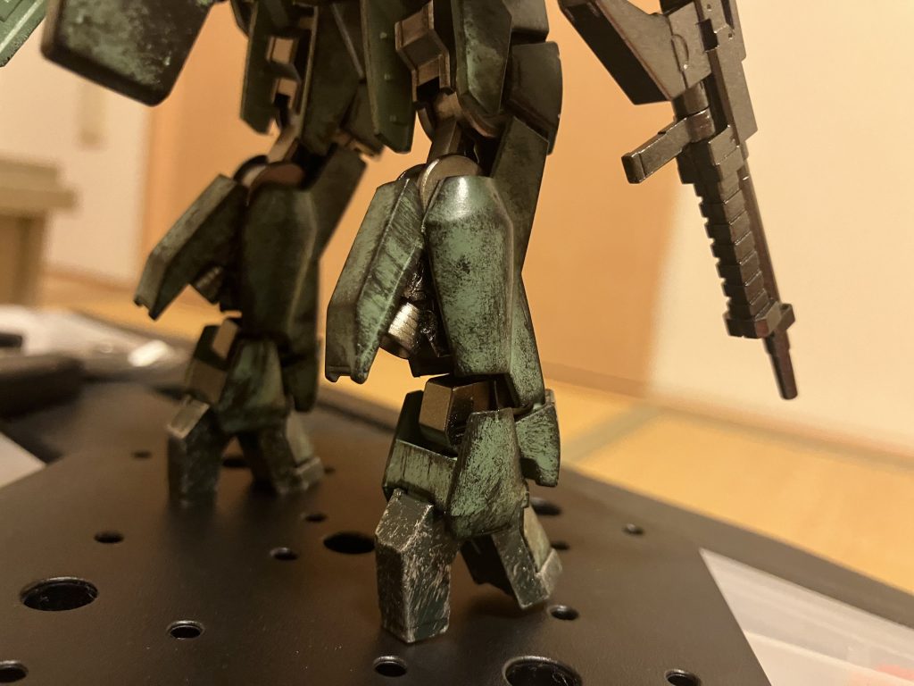 グレイズは、劇中を見ると脚部バーニアが露出していたので、なんかそこらへんに落ちていたバーニアとプラ板で再現。