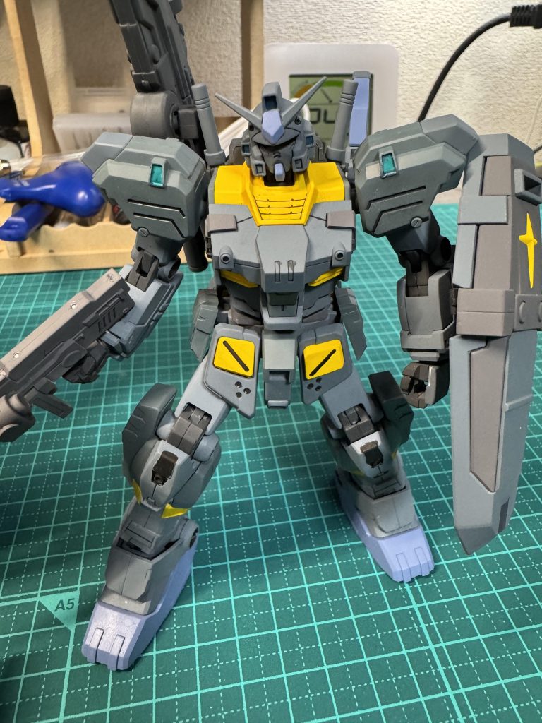 素材というか素体の2機は実は両方とも組み立て済みのジャンクで購入し後に自分で塗装したのですが。ただこの時のはエアブラシ使い始めた当初なせいか、コンプレッサーの圧力調整滅茶苦茶だし、塗料希釈も上手くできてなく、最終仕上がりの塗装面が余り気に入りませんでした。何というか…嫌なザラつき?今は上手くできてるかは別として。少なくとも最終の塗装面の仕上がりに関しては納得できるようなのを作れるようになったと思えます。