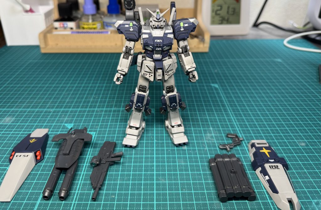 FAガンダムTBのシールド右腕にそのまま使おうとしたのですが、その辺にジェガンのシールド転がってたのでそっち使いました。