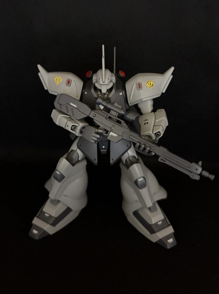 専用機カラーはサイクロプス隊のノーマルスーツを参考に濃いグレー(ファントムグレー)、薄いグレー(ニュートラルグレー)で塗装しました。ノーマルスーツにある赤系(オレンジ?)のラインも入れようかと思いましたがノーマルスーツに寄せすぎるのもどうかと思い、フラットレッドのワンポイントで良しとしました。ランナーでのスプレー塗装がメインです。墨入れ、別売デカール使用しています。