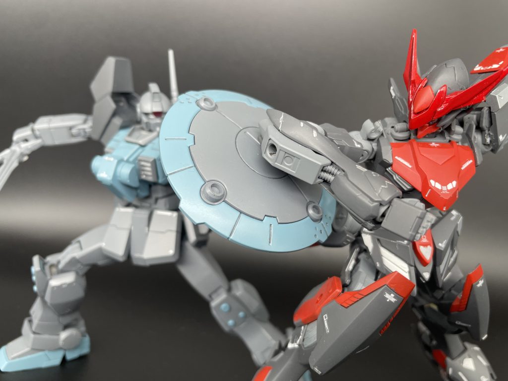 戦闘時には徒手空拳を使用する。装甲を減らされた事で想定外ではあるが、機動性に磨きがかかり、かろうじての戦闘が可能になった。