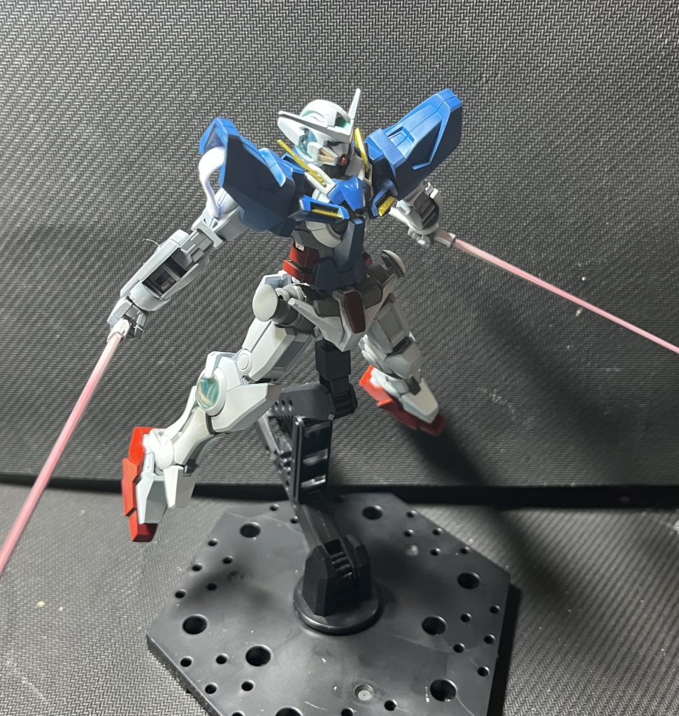 ビームサーベルまで実体剣にしなくても良いんですよ。今はビームサーベルがクリアパーツになっているのが当たり前ですが昔の1/144は塗装が必要。実はビームサーベル1本しか付いてないのよね〜　トランザムカラーで塗装を予定しているエクシアから拝借