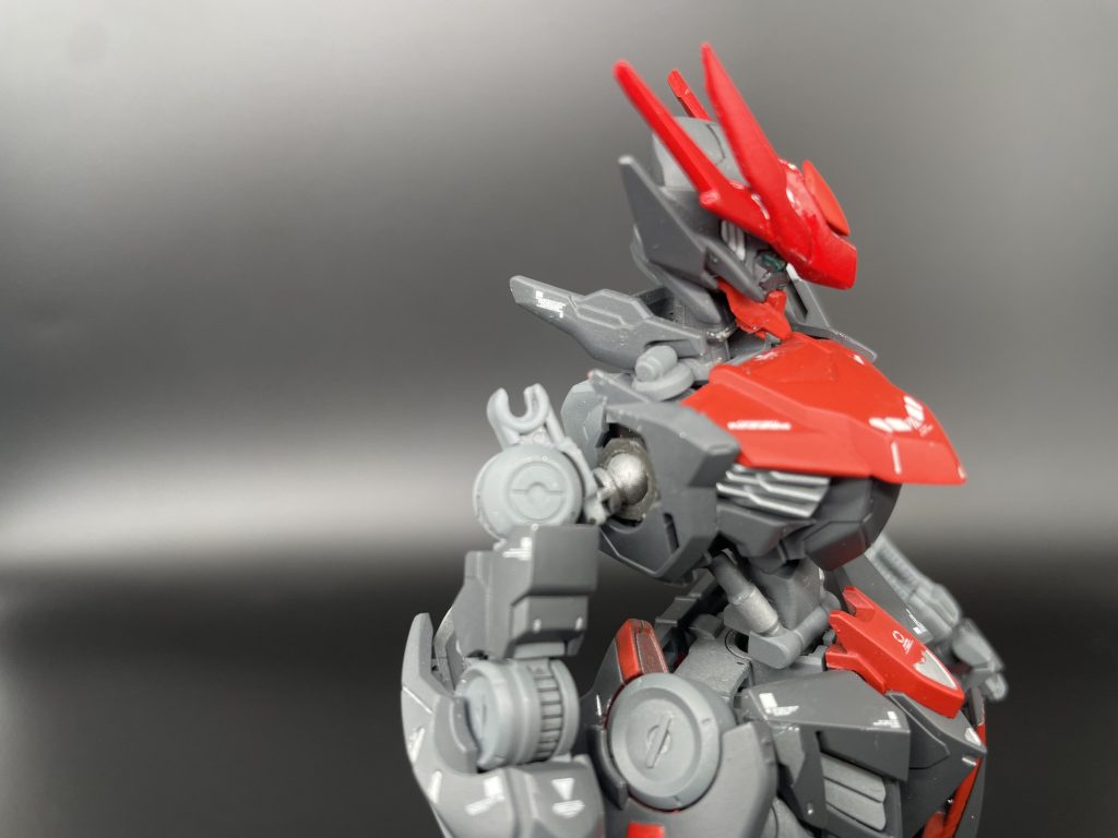 Gラグナは一部の装甲が破損、消滅している。GBNでの戦闘の傷は修復する事で治すことができる。しかし、エルドラ召喚時にはエルドリウム鏡砂が不足していた為この状態のでの戦闘を強いられることになった。