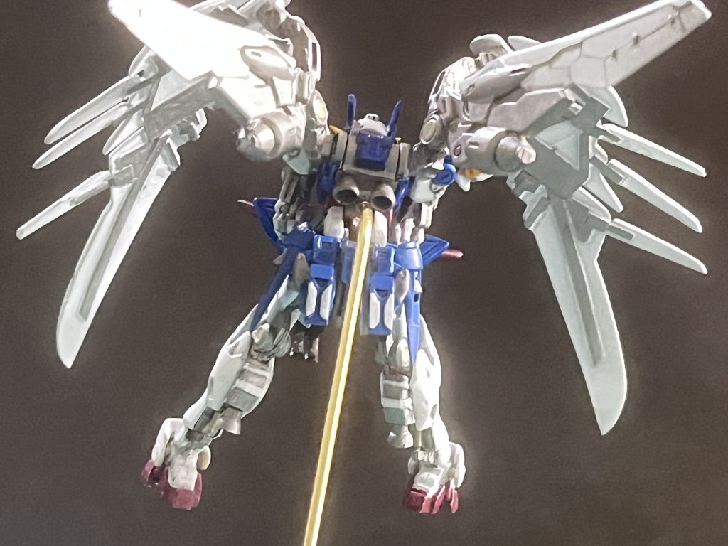 羽根は1mmプラ板から作成、羽根の接続のアームはアーティファクト第1弾のサンダーボルト版ジムから拝借しました。