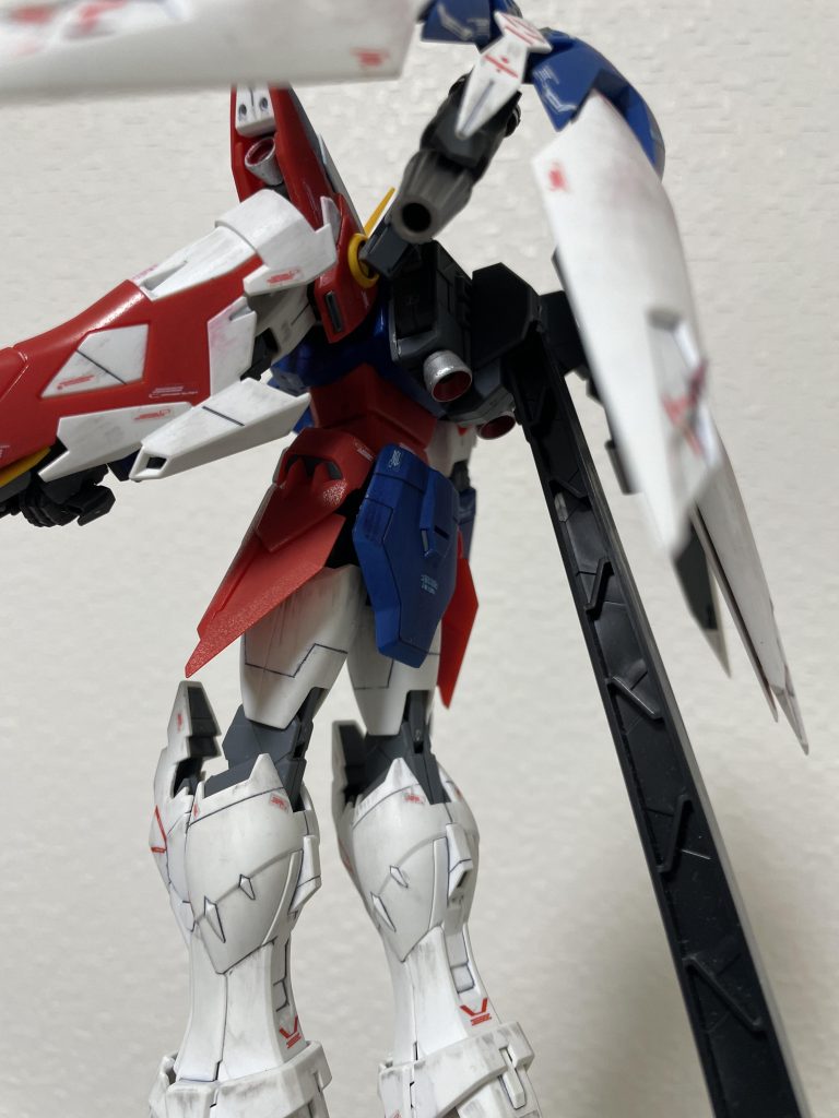 部分塗装箇所は肩、背中、羽根内側、足裏にそれぞれ付いてるバーニアをシルバーと赤で、バスターライフル先端の銃口を焼鉄色に塗りました。