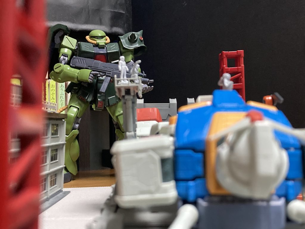 作業台があります(HG百式の残骸と作業車両のブレンド＋手すり)