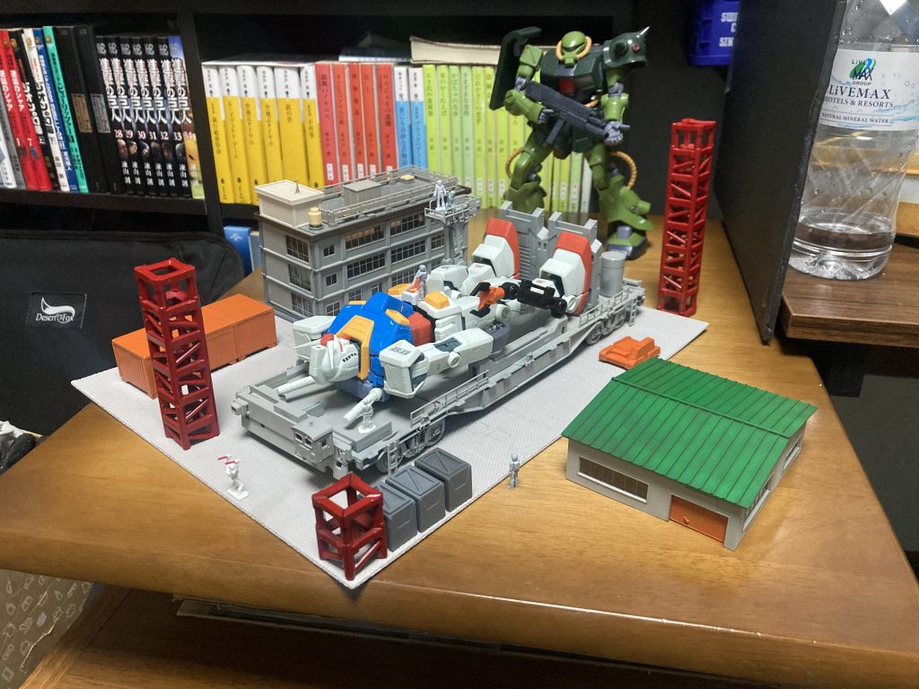 駅舎だったものを分解して屋根を緑に