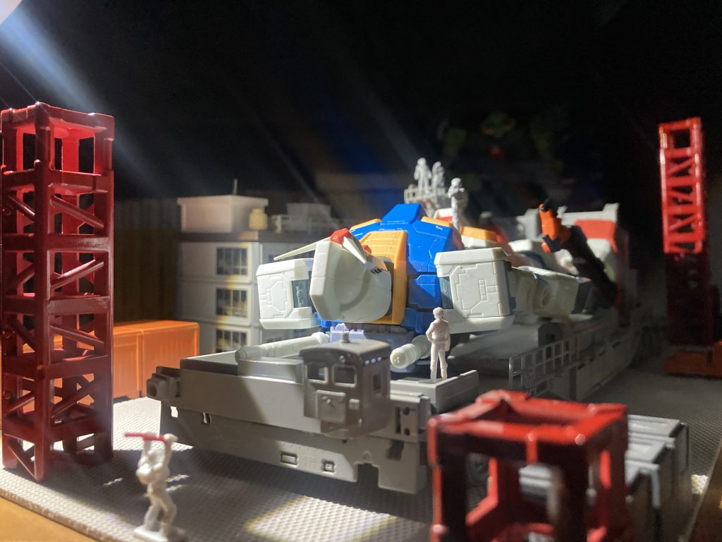 トラスも100均建物は少し塗装しました