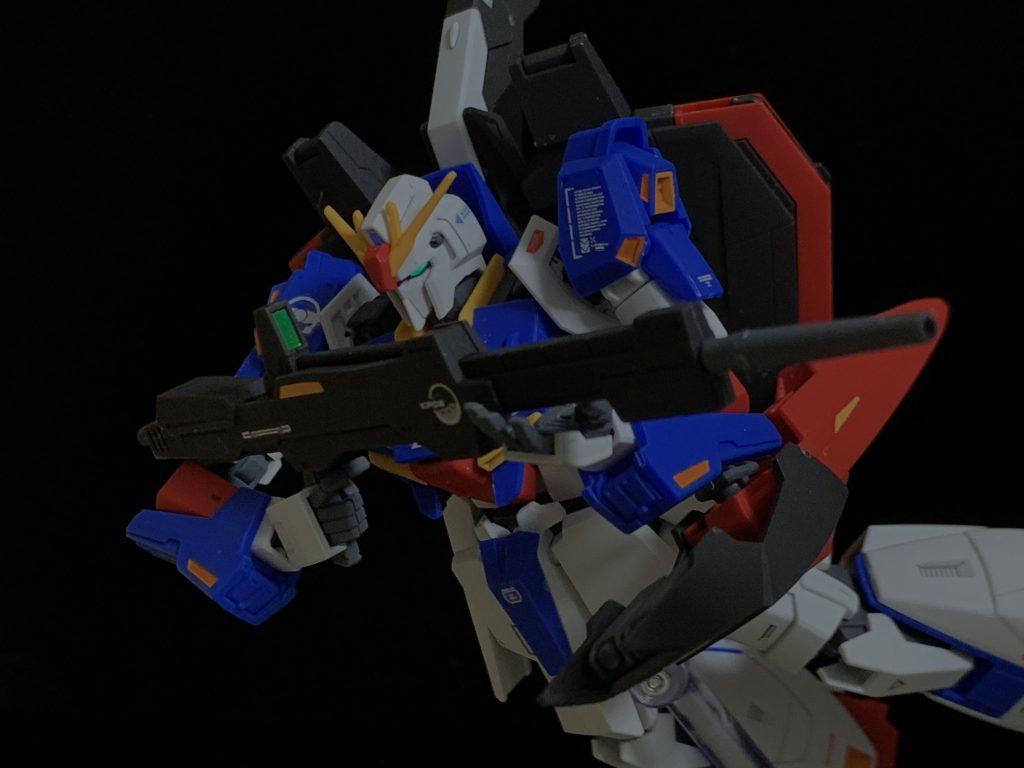 ブラックライトでツインアイを光らせたカットで〆。ご覧いただきありがとうございました。カラーレシピ:手甲:ファレホモデルカラーコールドホワイト頭部バルカン:タミヤエナメルジャーマングレーバインダー翼:ファレホメカカラーピュアブラック各部オレンジ色:ファレホメカカラーオレンジ:メカカラーイエロー=1:1