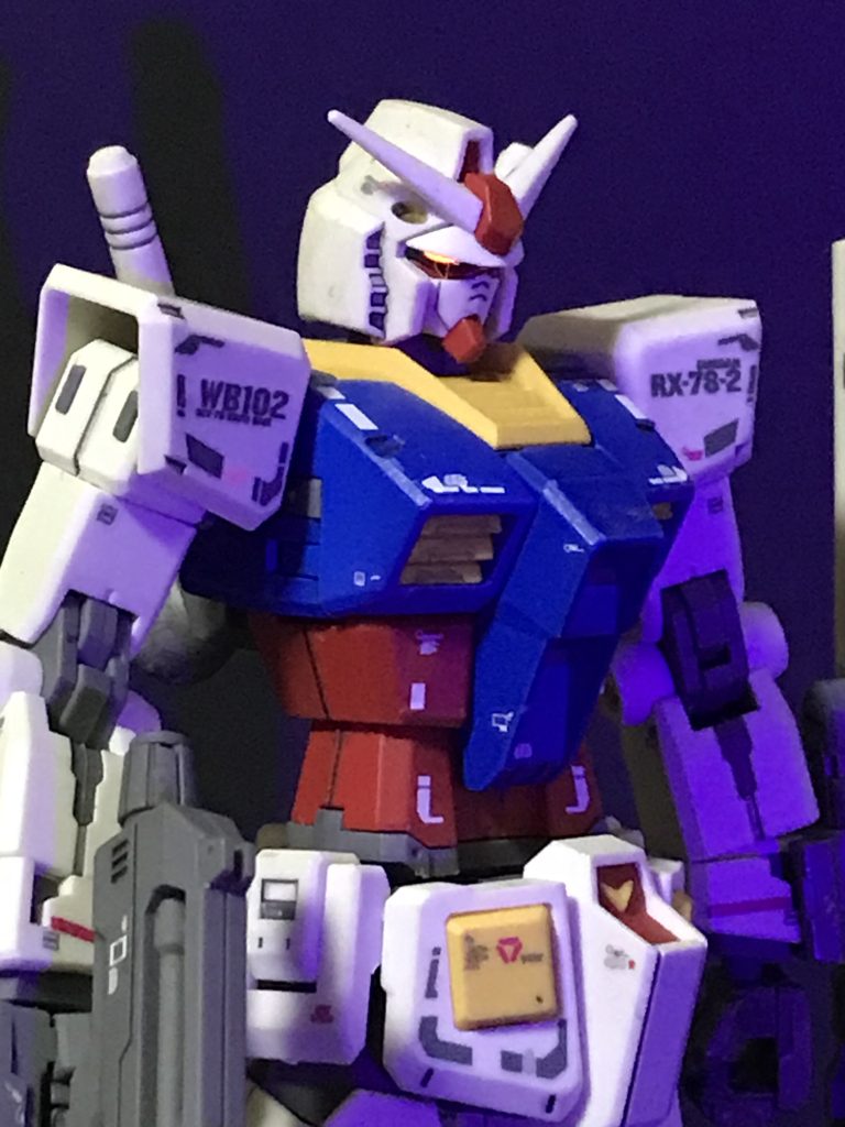 BEYOND GLOBAL ポージングさせると写真映えするキットですね。顔はどちらかとゆうと悪人顔かなぁ。白い悪魔感出てます。素立ちさせると腰が長い?細い?何かしっくりきません。あとバーニアが華奢に見えたので大型化しました。