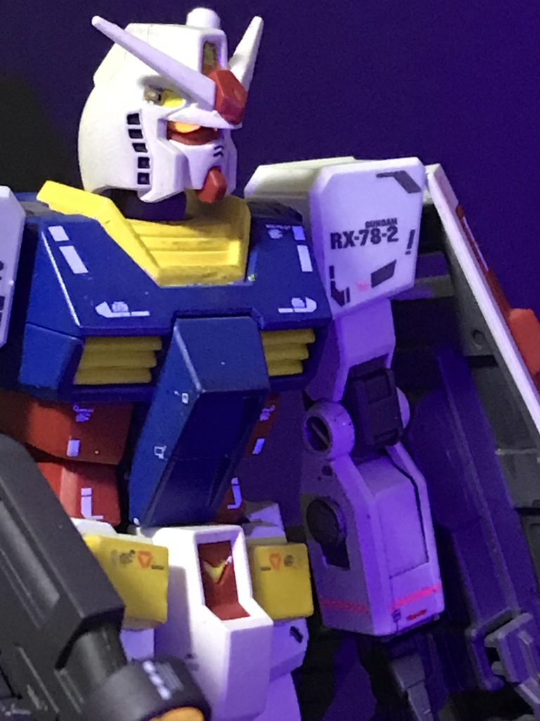 EG デカールはRGのもの貼ってます。いやはやこの価格でこの完成度はチートでしょう。可動範囲もバッチリだし、ツインアイの肉抜きアイディアは感動しました。あとふんどし連邦Vマークの塗分けいらなかったのもGood。