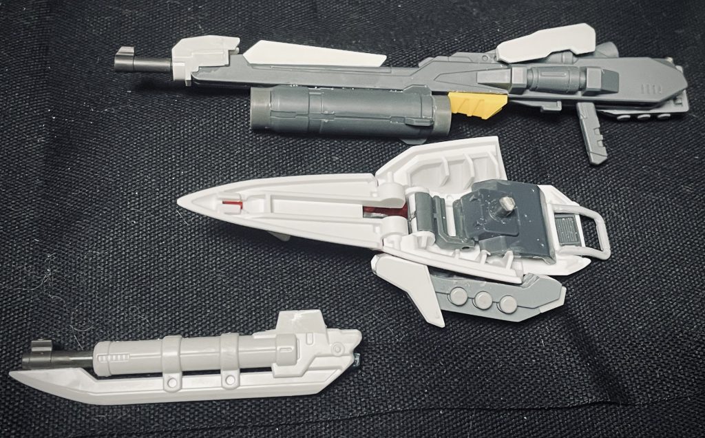予備のエネルギーパックとしてライフルとシールドに合計6本携行ガンブレードはスライド式にしてあります