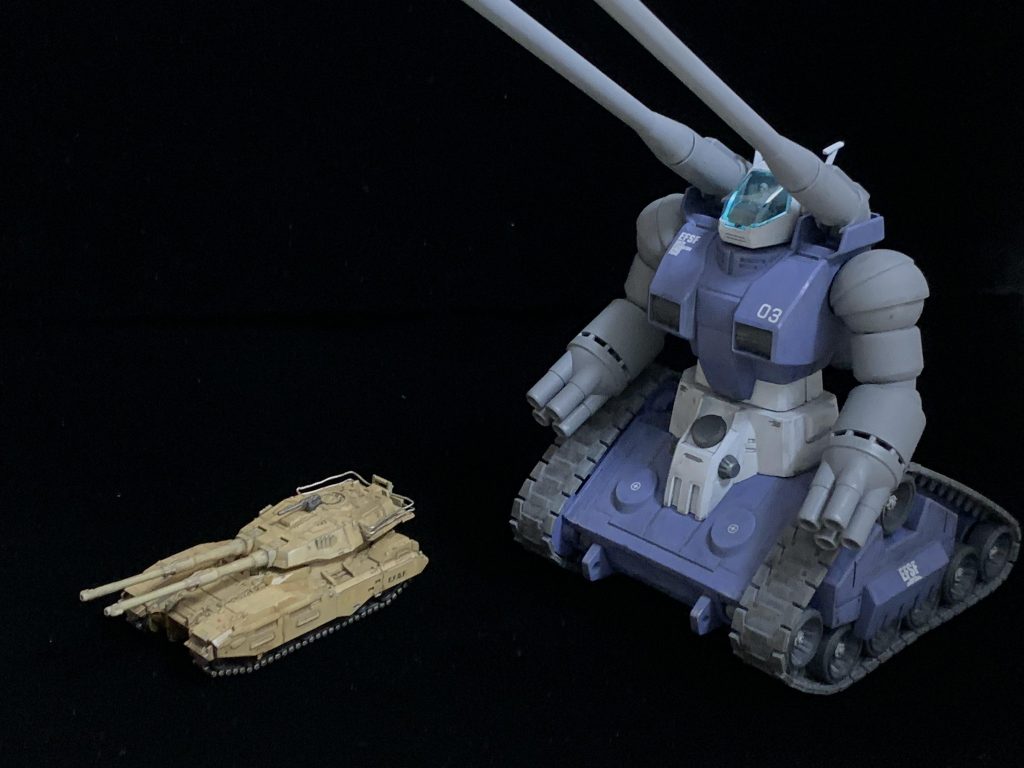 以前製作したガンタンクと。サイズ差が凄まじいです。