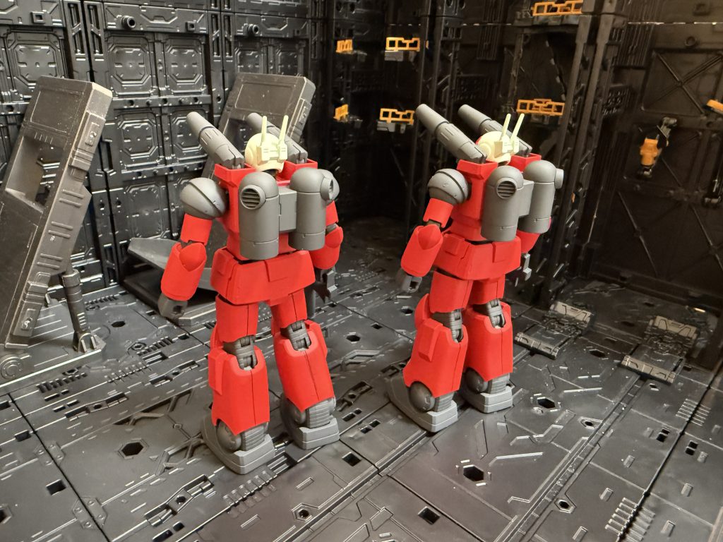 背面からメカサフスーパーヘヴィが優秀すぎて、サフなのにそのままで塗装と代わり映えしないです。今思えば、関節部はゴールドなどでアクセントをつけた方が良かった気がしています。