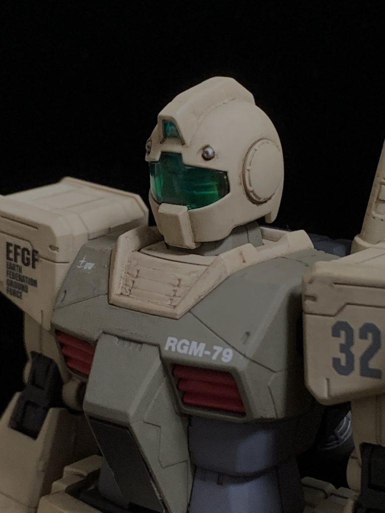 頭部はジムナイトシーカーを使用しています。バイザーはクリアブルー成形のため、クリアイエローを上から塗装しグリーンに変更しています。上部のカメラ部分もシールの上からUVレジンを塗布し、クリア感を出しました。