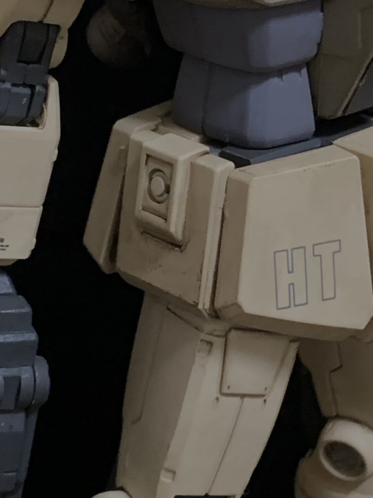 腰部はゲームでの形状にもっとも近かったのでジムⅢを使用しています。サイドアーマーの接続穴は埋めております。