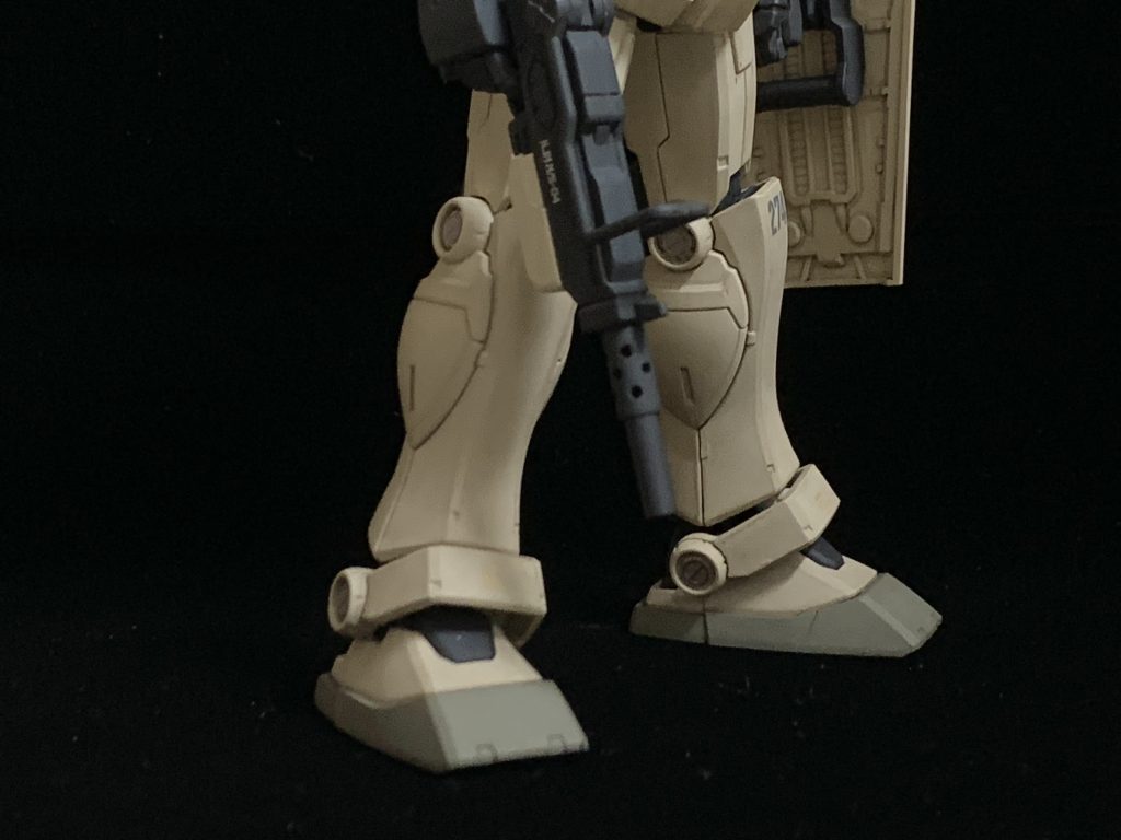 脚部はナイトシーカーそのままです。主武装は100mmマシンガンをチョイスしました。やはり連邦陸戦機と言えばこれです。砲身の穴は開口しました。