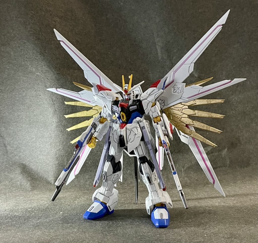 ハイマットモードフロント羽を展開すると迫力が半端ないですね～！因みに、金色小羽根の軸部分の穴は、ランナーとパテで埋めた後、塗装をして目立たないようにしてあります。