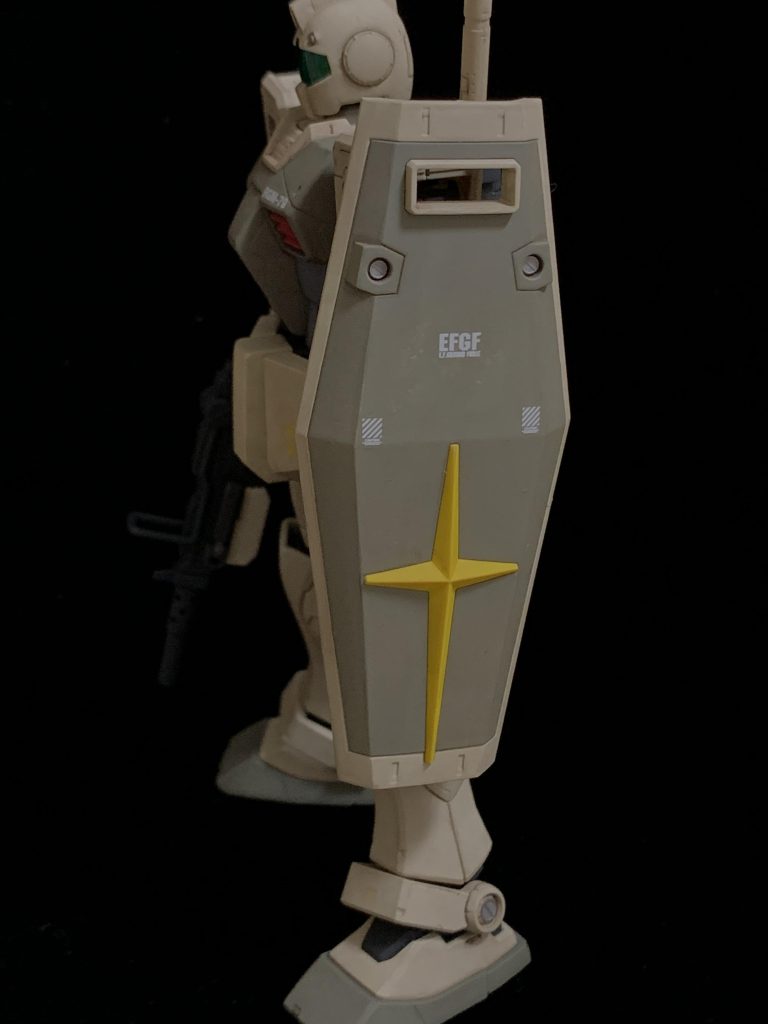 シールドはリバイブガンダムのものです。上部の丸穴にもメタルパーツを入れてみました。