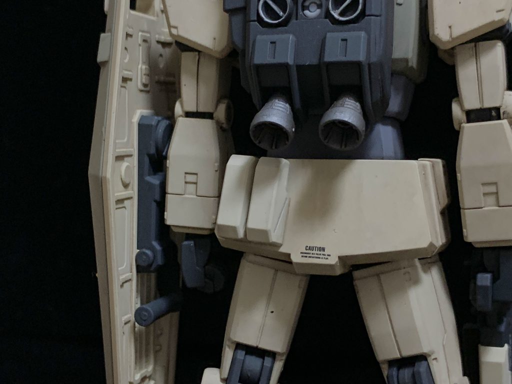 何かワンポイント取り付けたいと思い、リアアーマーに予備マガジンを取り付けてみました。