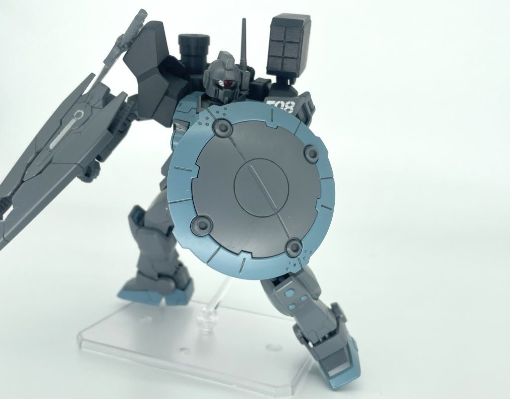 エルドラGMはアルス事件後、レジスタンスに加入した「スルト」が開発主任となり、設計がスタートした。右も左もわからない状態の中作り上げられた本機には、過剰とも思えるような装備が多く開発され、試行錯誤の末、最適な装備が取捨選択された。隊長機を除いた各機体は自身の扱いやすい兵装を装備している。専用ビームライフル……レジスタンスが使っていた古代の兵器から着想を得た専用ビームライフル。慣れ親しんだシルエットはレジスタンス達に好評。ラウンドシールド……左手に装備する専用のシールド。レジスタンス達は当初、このシールドにスピアを装備した騎士スタイルを所望したが、試行錯誤の末、スピアが不要と判断された。しかし、シールドの性能は申し分なく、多くのレジスタンスの命を守っている。 