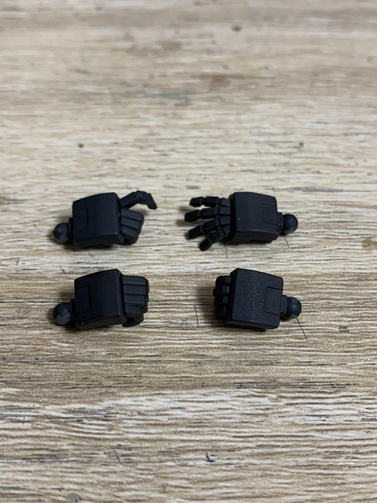 ハンドパーツは最低限で4つです。いずれもジムⅢから流用しました。以下、簡単にポージングです。