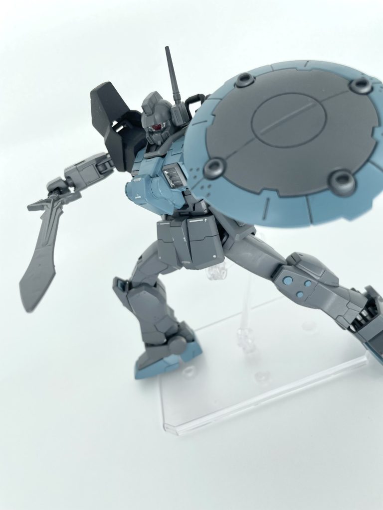 専用ネットガン……選択式のオプション兵装。開発を進めるに当たってレジスタンス達は想定外の問題に直面した。ガンプラの材料となる「エルドリウム鏡砂」の不足である。だが、この問題は意外なアプローチによって解決された。活動しているヒトツメの機体を鹵獲し、鏡砂に変えるという方法によって。本兵装はヒトツメの捕獲を目的として開発された。しかし、この解決方法は後にレジスタンスの分断を決定的なものにしてしまう。専用ソード……選択式のオプション兵装。白兵戦はガンプラを動かす上で高い技量が必要とされる。そのため、この兵装を使うレジスタンスは高い技量を持っている。ミサイルポッド……選択式のオプション兵装。剣と違ってあまり人気がない。