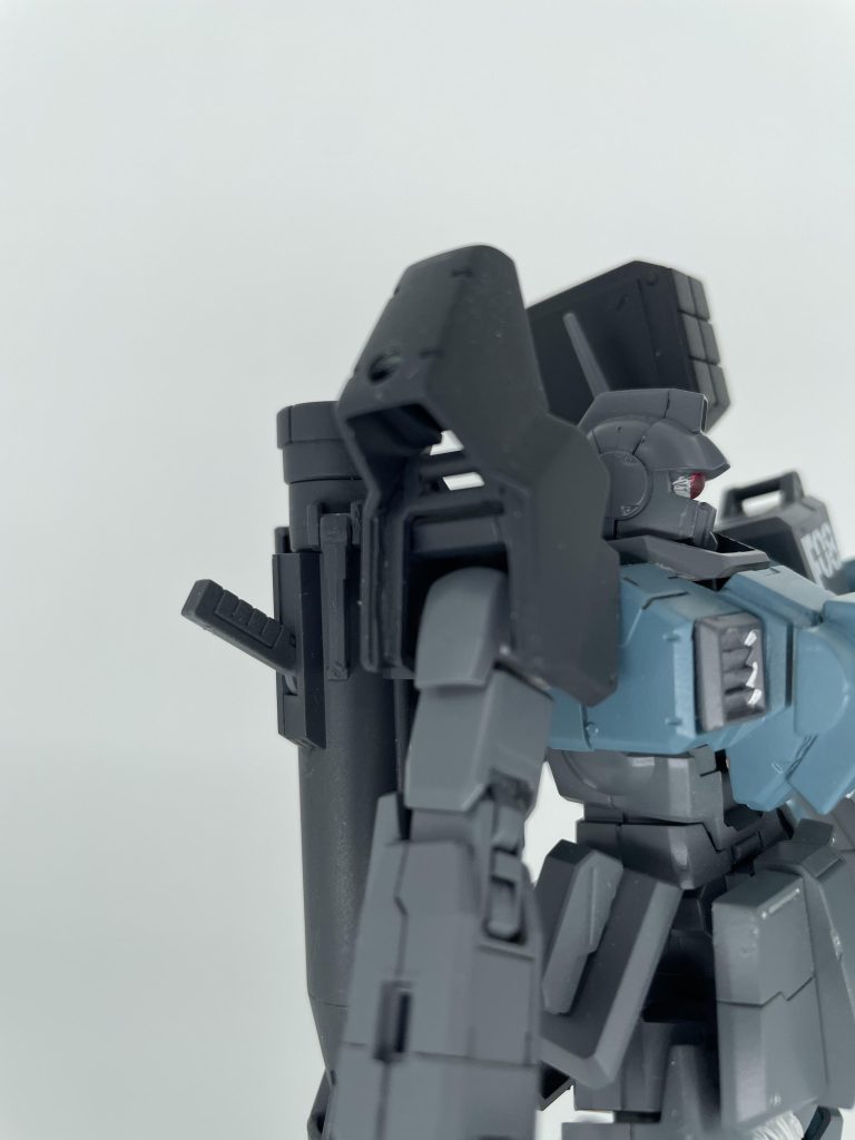 隊長機……レジスタンスは常に小隊を組んでヒトツメとの戦闘に備える。小隊のリーダーは単独でヒトツメとの戦闘が充分に可能と判断された者に任され、隊長機はその印として右肩を黒く染めることが許される。