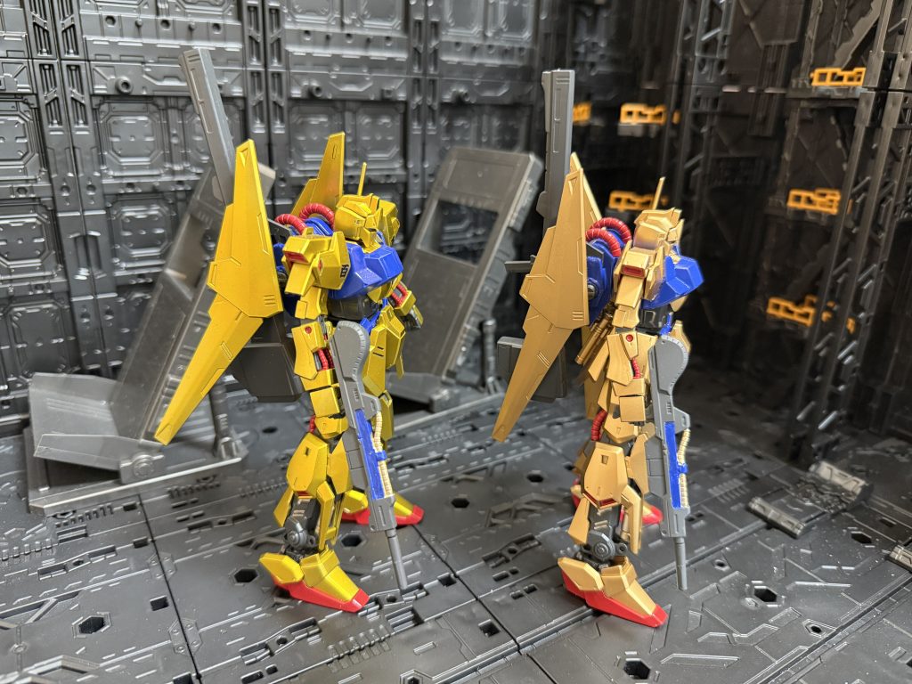 右側からライフルの塗装が難しかったです。エアブラシでマスキングしての塗装は今の技量では無理だと諦めて筆塗りしました。しかし、筆塗りも難しい、、、このライフルのような場合、塗り分けはどうすればいいのかアドバイスいただきたいです。今回はライフル全体をメカサフヘヴィでエアブラシで塗装。その後、筆塗りで青い部分と金色の部分をアルティメットホワイトで塗り、その上に紺色や金色を塗りました。すべてラッカー系塗料です。乾燥があまかったので下の塗料を剥がしてしまいました。このライフルはどう塗ればいいでしょうか?エナメル塗料を重ね塗りなどで対応した方がいいのでしょうか?