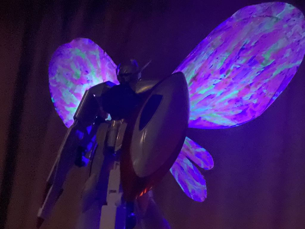 自作の月光蝶エフェクト。エフェクトの裏側にブラックライトを仕込んでいて、蛍光塗料が反応します。
