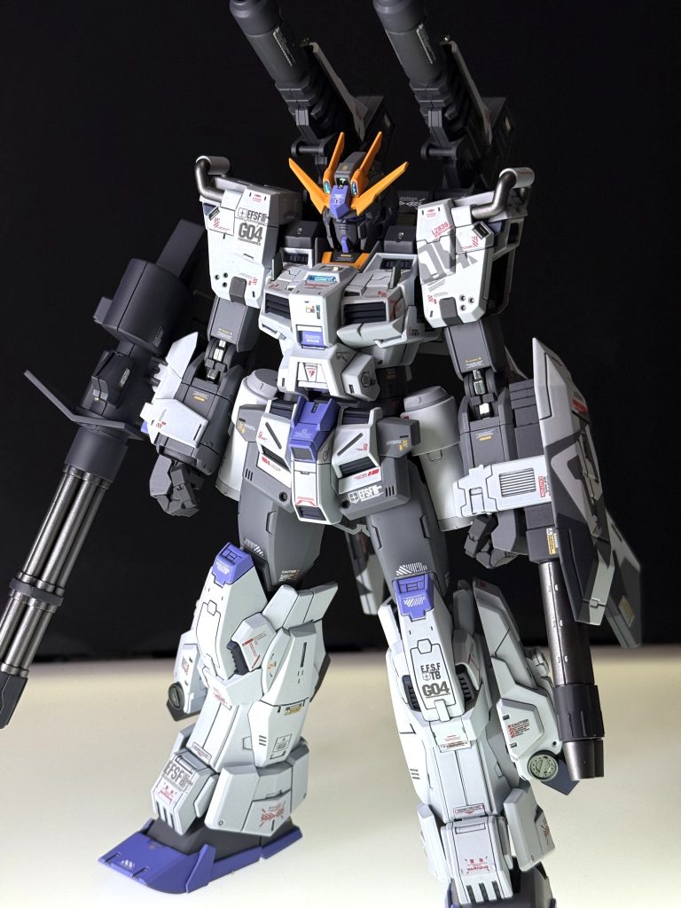 いつも気合いを入れる、デカールワーク肩と盾の「04」マーキングはFAZZ ver.Kaのあまりデカールを転用。EFSFマークなどの所属マークはGHLの付録から他は、mykデザイン、 Vertexを中心に、ここぞというポイントでモデルカステンやエクスプレッションデカールなどの派手なデザインデカールを貼り付け。