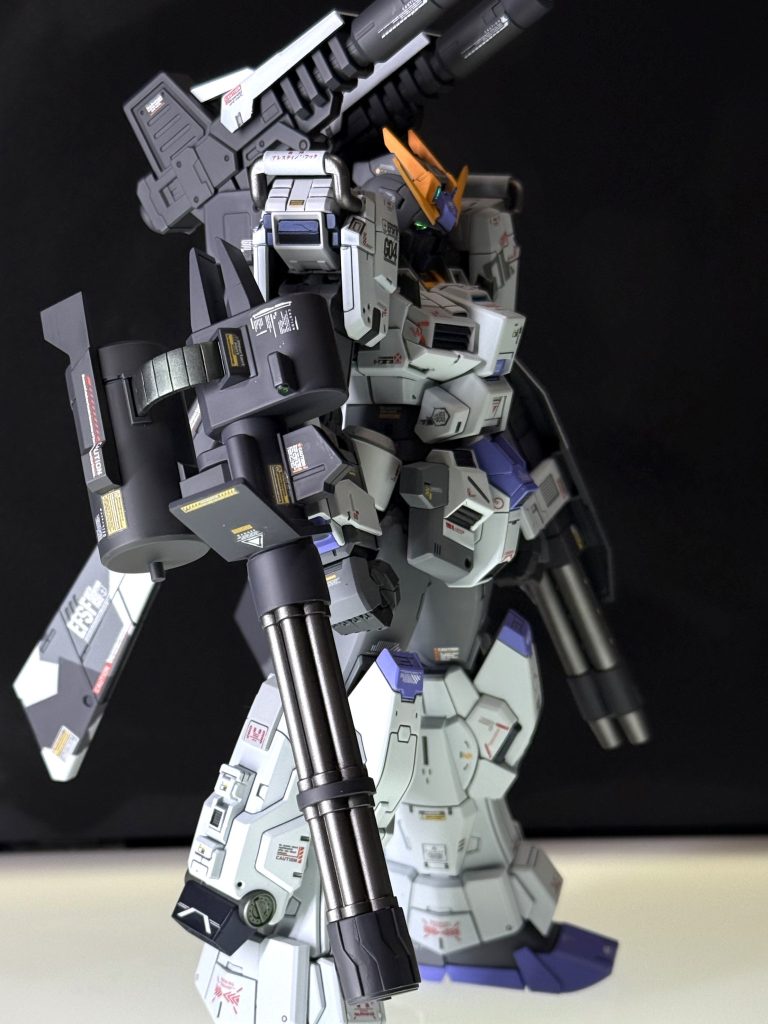 うまく光を拾ってくれた奇跡の一枚センサー部分は、ガイアのメタリックプリズムアレクサンドライトの上からハイキューパーツのオーロラシールを貼り込み、さらにレジンを盛っています