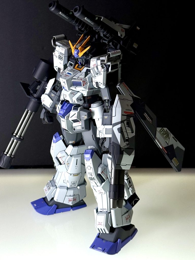 武装をツインバックキャノン仕様にし、左右腕武装の配置も自分好みにアレンジ前々からやってみたかった、FAZZカラーに挑戦してみました。重装試験のカラーという設定を当てこんでいます。FAZZまんまでも面白くないので、お気に入りのスプリッター迷彩柄でアレンジカラースキームは以下本体グレー：クレオス　305グレーFS36118本体白：ガイア　スチールホワイト本体青：ガイア　コバルトバイオレット＋ガイア　ラベンダー　を半分ずつスラスター部等濃紺：ガイアプリズムブルーブラック本体／武器等金属色：ガイア　スターブライトアイアン武器ブラック：ガイア　ヘキサブラック関節１：ガイア　メカサフスーパーヘビー関節２：ぷらもぷらす　ペイルグリーンメタリック